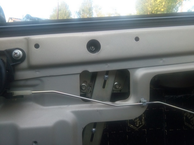 Установка стеклоподъемников "ФОРВАРД" в передние двери Chevrolet NIVA. Рис. 6