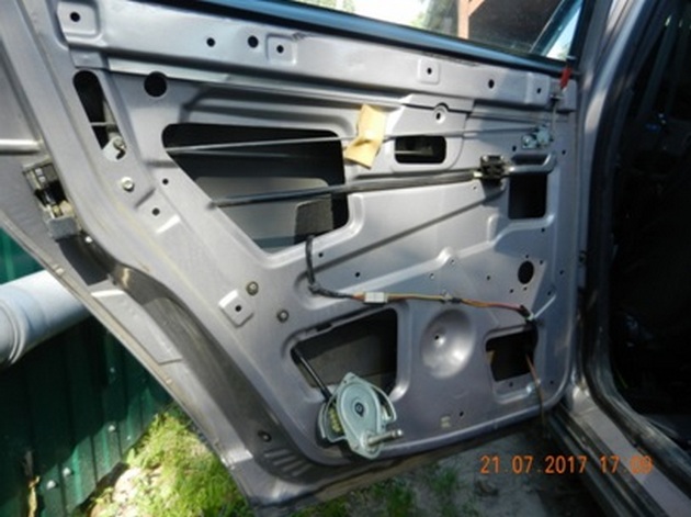 Установка стеклоподъемников "ФОРВАРД" на ВАЗ-2112 в задние двери РИС. 5