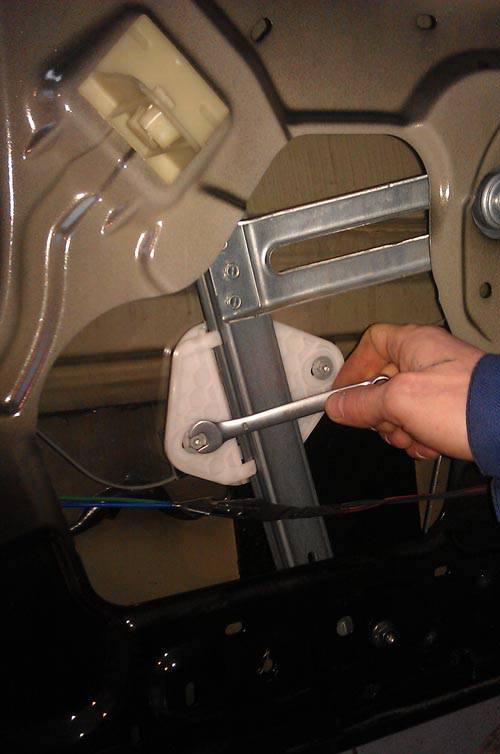 Установка электрических стеклоподъемников ГРАНАТ на Renault Logan I в передние двери. Иллюстрированная инструкция |Стеклоподъем.РФ