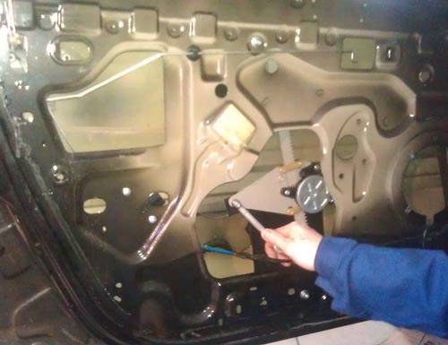 Установка электрических стеклоподъемников ГРАНАТ на Renault Logan I в передние двери. Иллюстрированная инструкция |Стеклоподъем.РФ