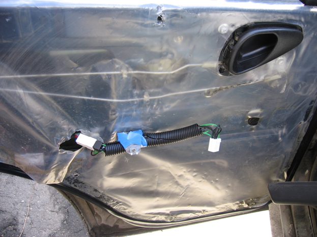 Установка электростеклоподъемников ФОРВАРД в задние двери Chevrolet NIVA. Рис. 9